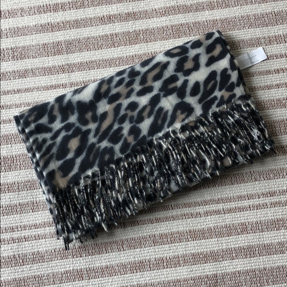 NWOT leopard print scarf